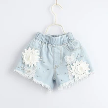 Джинсовые шорты для маленьких девочек; летняя детская модная одежда оптом; ; Лидер продаж; штаны для девочек; кружевные белые цветы и жемчужные края с кисточками