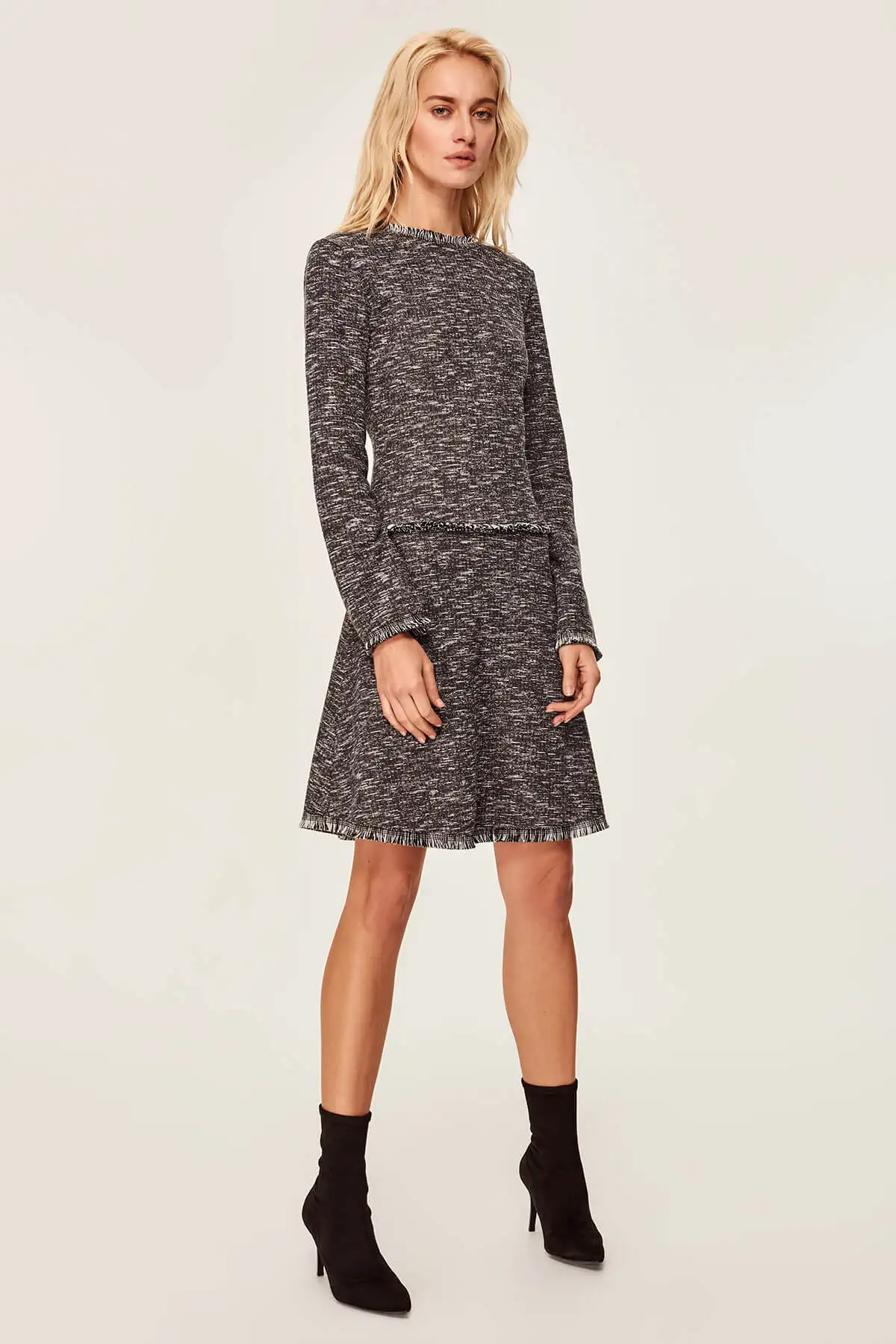 Трикотажное платье с кисточками Trendyol Anthracite TOFAW19NN0061|Платья| |