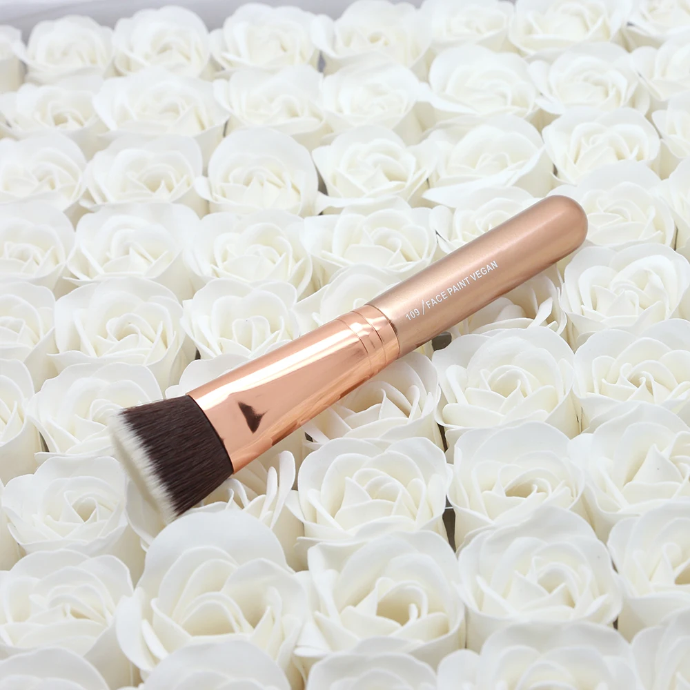 

Flat andsquare shaped contour brush for sculpting shading and contouring cosmetic liquid