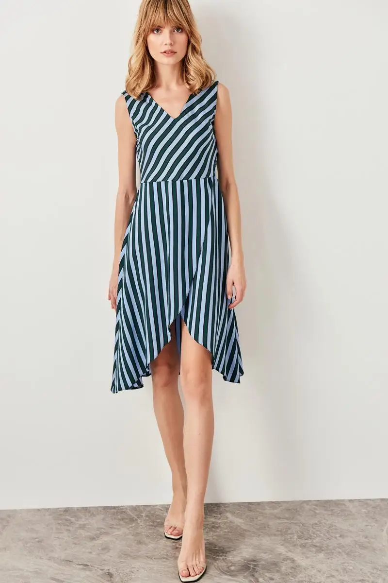 

Trendyol Green Asymmetrical Dress TWOSS19XM0070