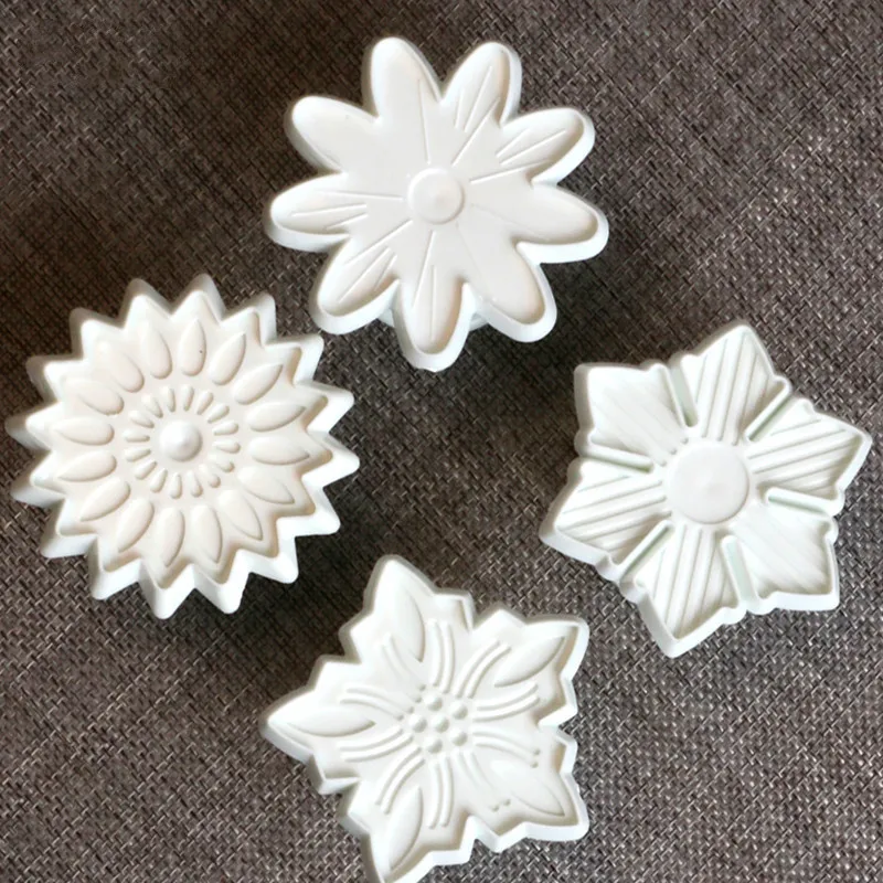 

4Pcs/Set 3D Christmas Gift Topper Fondant Cookie Biscuit Cutter Stamp Mold DIY Gift Molds Kitchenware