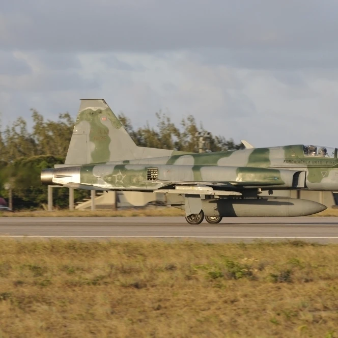 Бразильские военно-воздушные силы F-5EM taxiing на натальной военно-воздушной базе