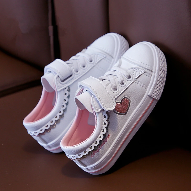 2019 الربيع فتاة تزلج أحذية الأبيض شرابة للطفل الاطفال أقدم الأطفال حذاء كاجوال الأبيض ليتل القلب بو الجلود ستوكات c310
