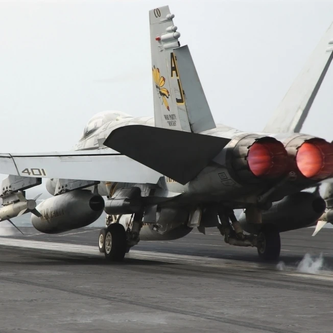 Ф/A-18C Hornet запускает с летной палубы USS Теодор Рузвельт плакат печать (34x22) | Дом и