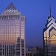 Небоскребы освещены ночью Mellon Bank Center Liberty Place Филадельфия пенсильвания сша плакат