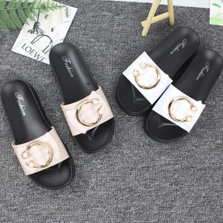 

2019 summer new slippers women's fashion flat-bottomed word outside wearing beach slippers
