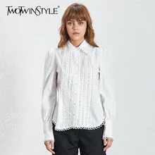 TWOTWINSTYLE элегантная кружевная Лоскутная белая блузка для женщин с отворотом, с длинным рукавом, свободная женская рубашка, лето, модная одежда, новинка