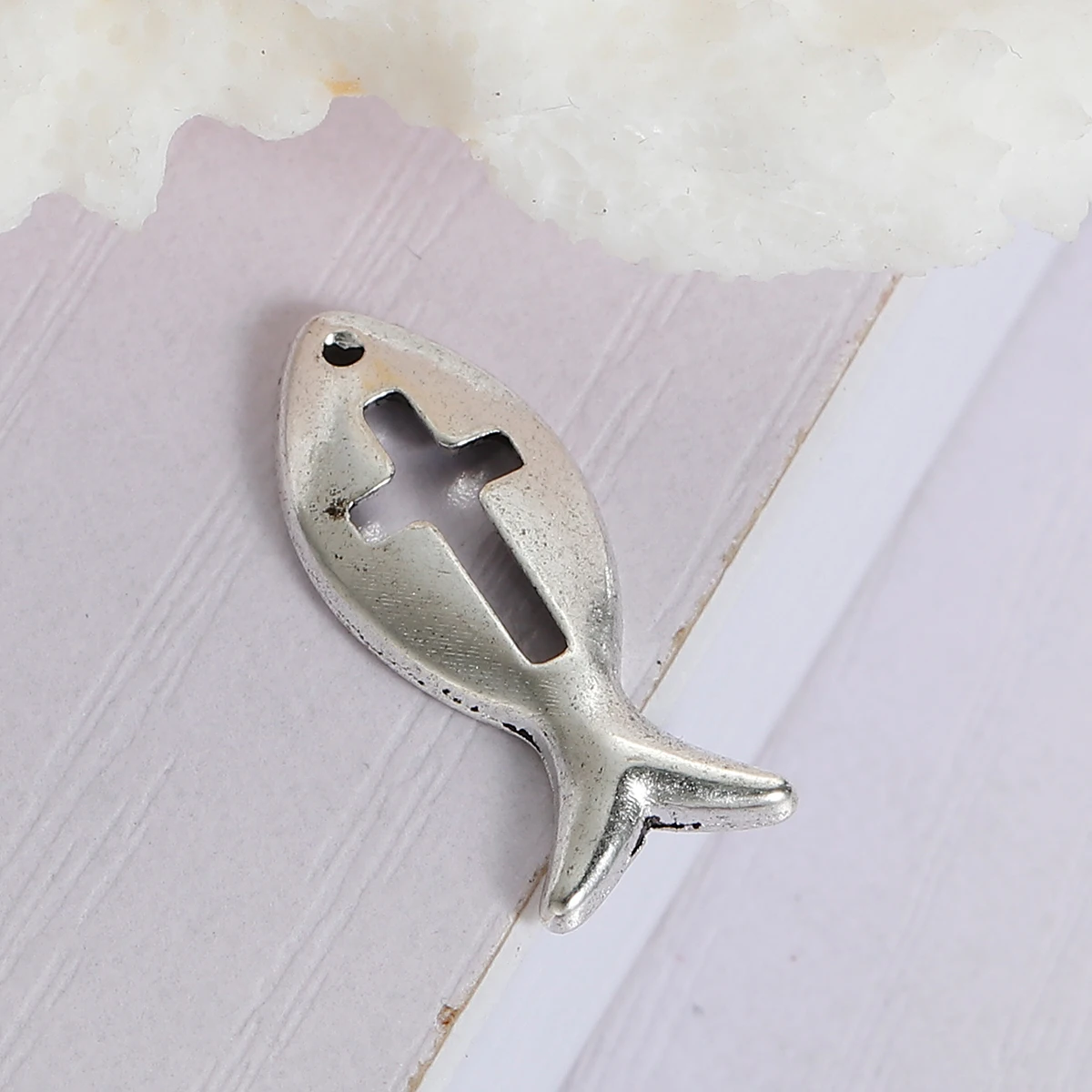 DoreenBeads 50 серебряных цветов подвески в виде крестов и рыбы 20х9 мм (B12172) yiwu|pendants
