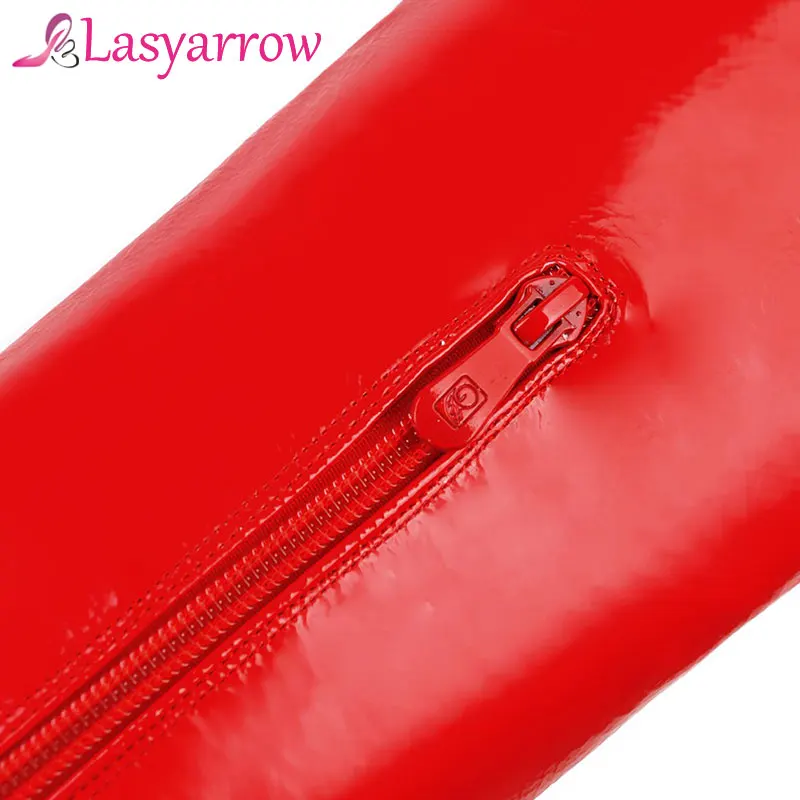 Женские лакированные ботфорты Lasyarrow до бедра на шпильке с украшением в виде
