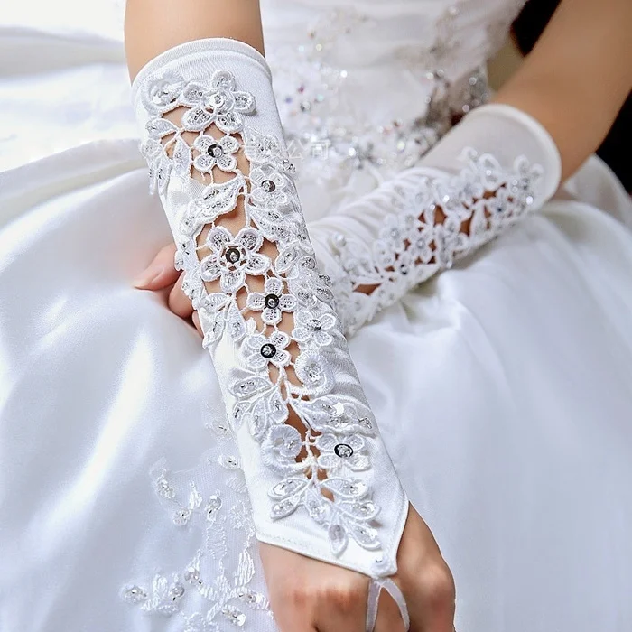 

Hot Sale White Wedding Gloves 2019 Satin Appliques Beaded Bridal Gloves