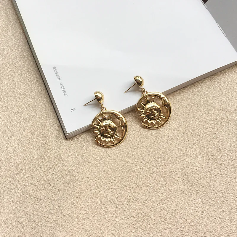 

Cute Earrings Sun Moon Stud Earrings Round Hollow Smile Personalized for Women Girls Aretes Femme Jewelry Oorbellen Brinco Gift