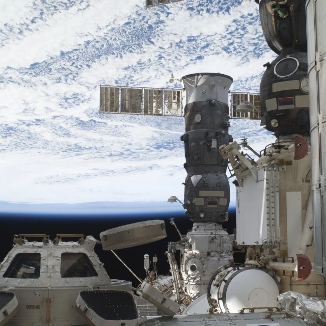 The International Space Station with two docked Russian spacecraft Poster Print (34 x 22) | Дом и сад