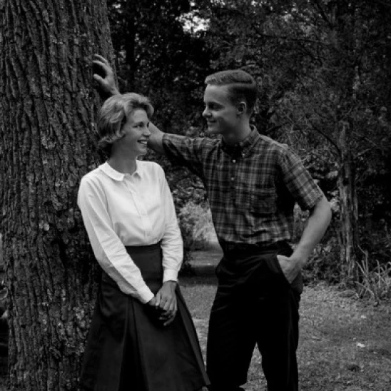 Young couple dating in park Poster Print (18 x 24) | Дом и сад