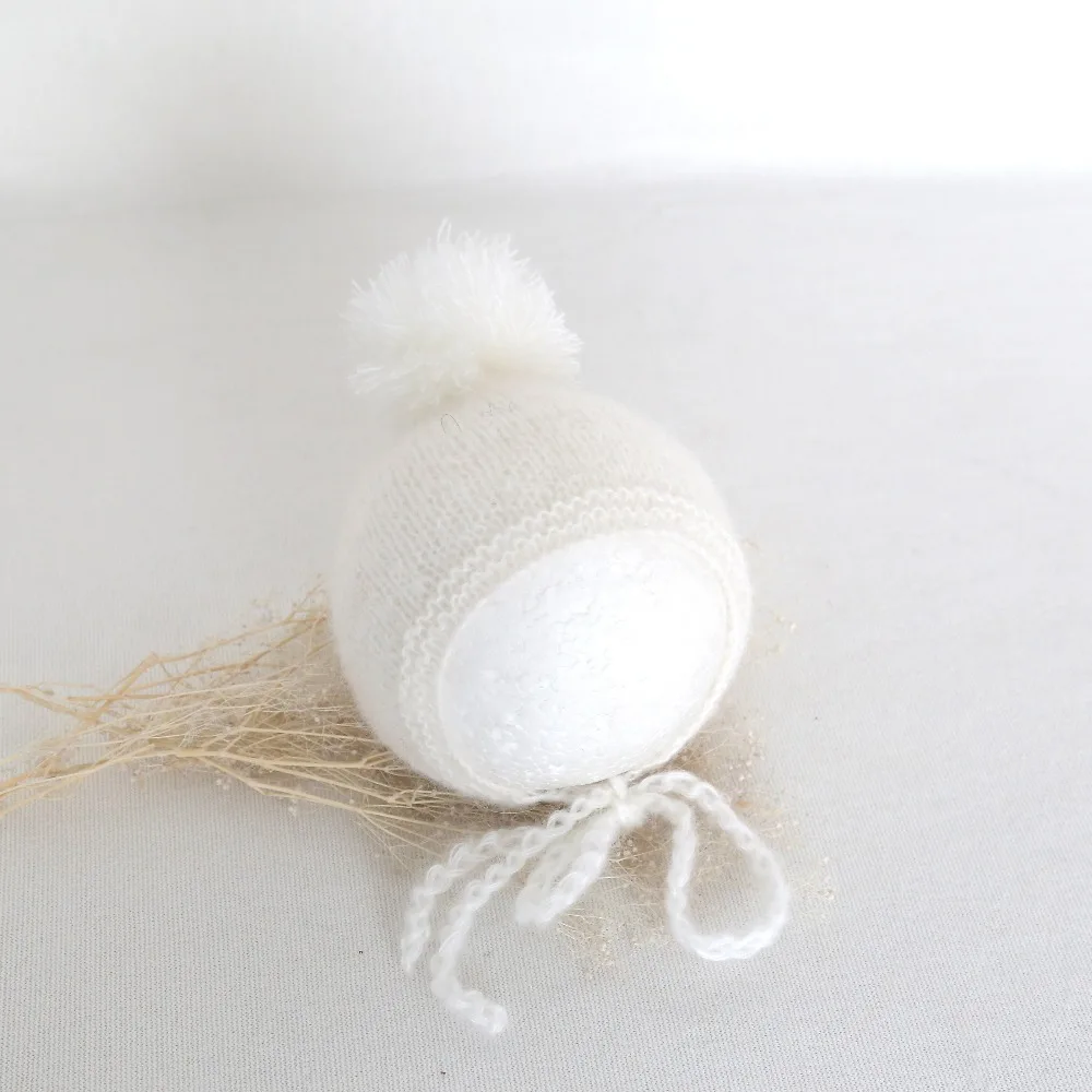 Белая шапочка мохеровая с помпоном для новорожденных вязаная крючком Детская