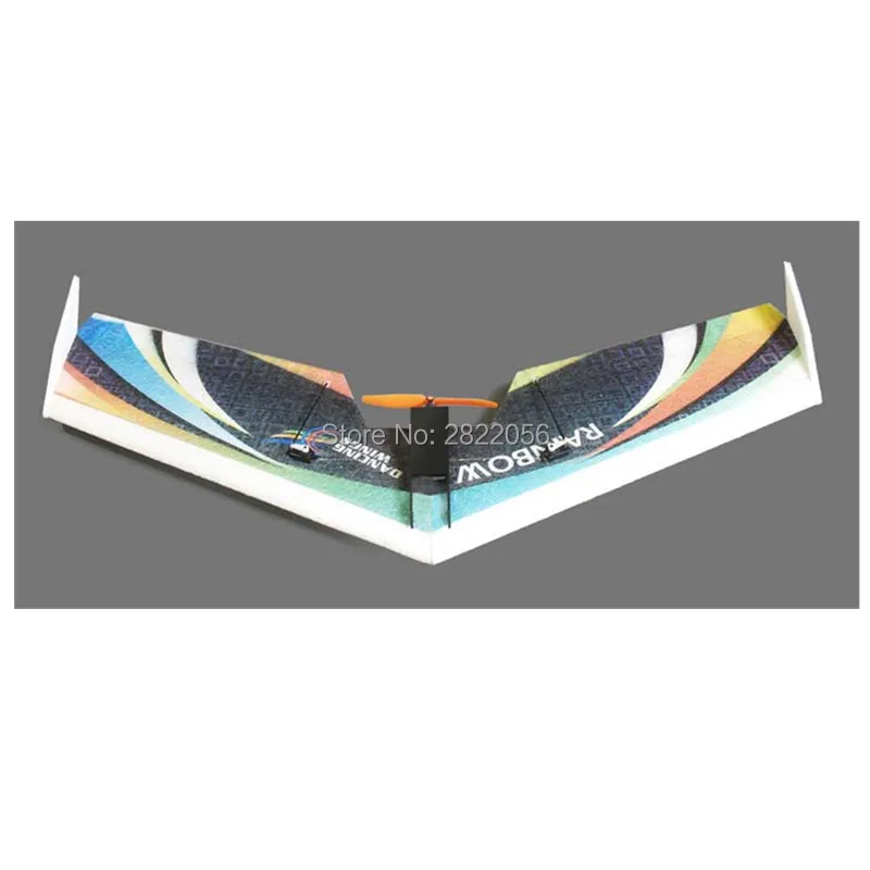 Aile Volante RC DW HOBBY Arc-en-Ciel 800mm en vol, ciel bleu, parfait pour débutants et FPV.