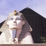Статуя перед отелем Luxor Las Vegas The Strip Лас-Вегас Невада США плакат печать (36x12) | Дом и