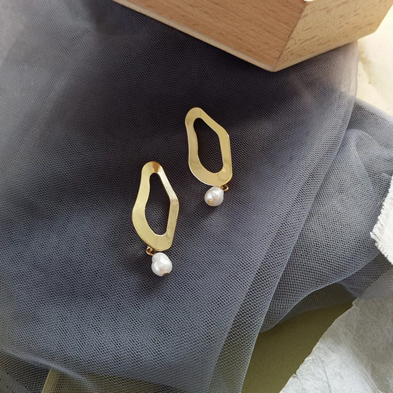 

Fashion Minimalist Sweet Freshwater Pearl Gold Geometric Zinc Alloy Irregular Matte Metal Drop Earrings For Women Dropshipping