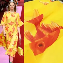 Новинка 148 см в ширину с цифровой печатью, сделанные на заказ Подиум с большой желтой золотой рыбкой ткань с цветочным принтом