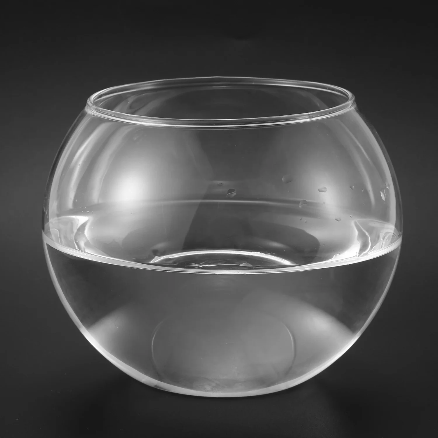 Круглая ваза в прозрачном стеклянном аквариуме