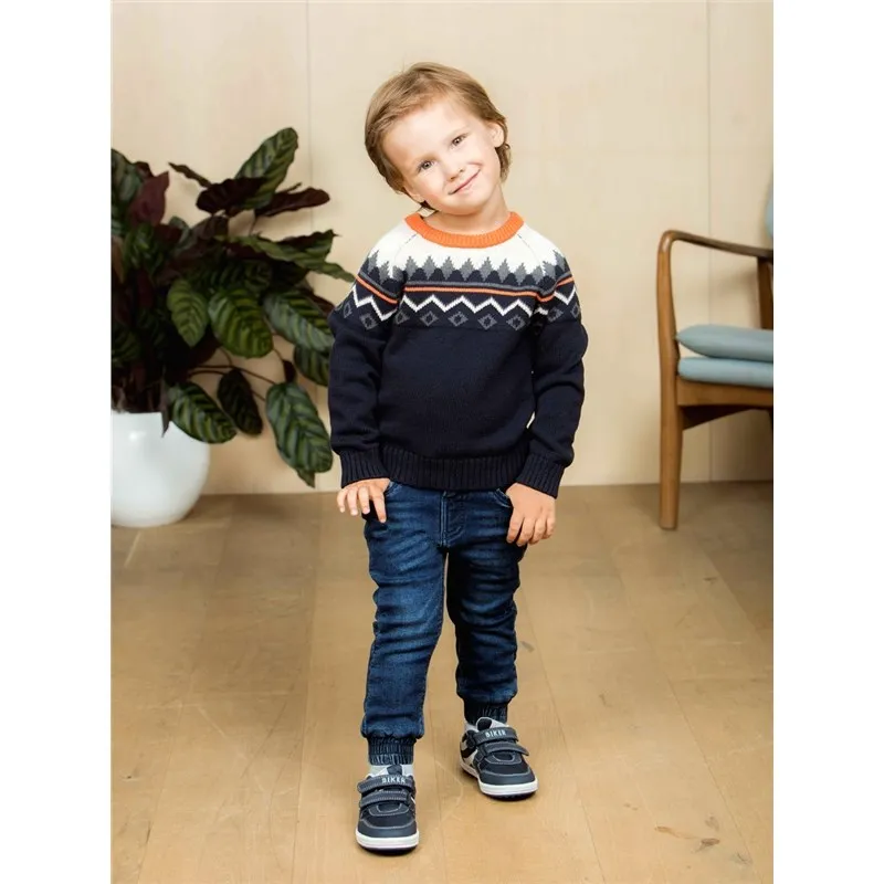 футболка трикотажная синяя. ребенок задумался. реплика мальчика. футболка э для мальчика. реплика мальчика.