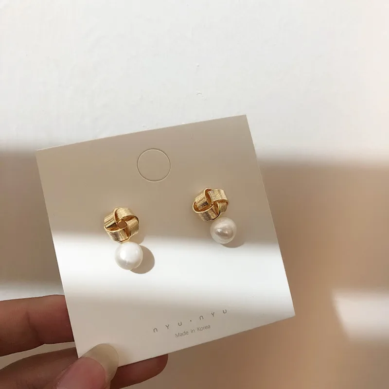 

2019 Korean Retro Temperament Wild Freshwater Pearl Stud Earrings Geometric Irregular Metal Gold Bow Girl Ladies Party Earrings