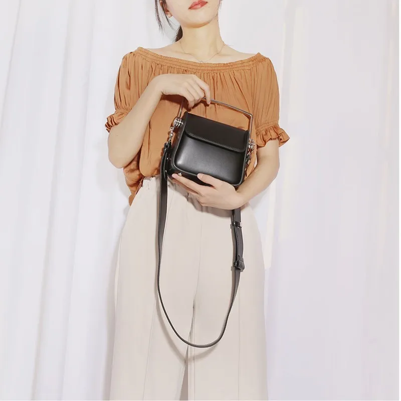 

[Super Seabob] 2019 New Fashion Black White Color Soft PU Leather Single Wide Strap Metal Handle Women Messenger Bag NA559