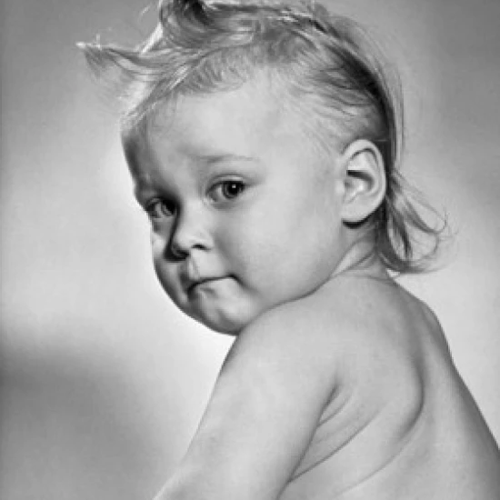 Baby looking over her shoulder Poster Print (18 x 24) | Дом и сад