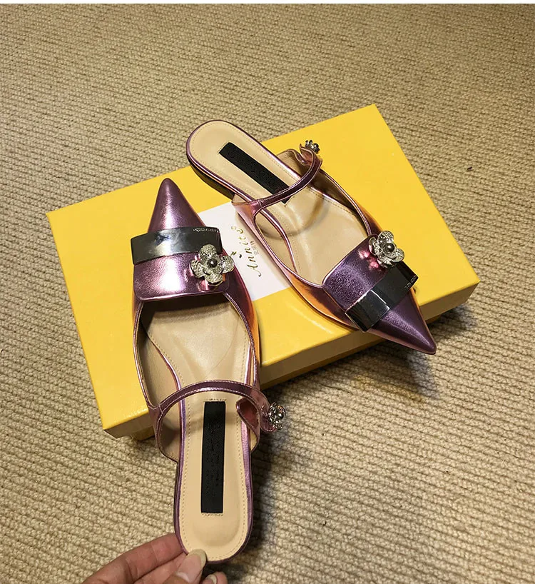 

2018 Hot Summer Shoes Woman Slippers Flats Pointed Toes Crystal Flowers Metal Decoration Slides Fashion Outside Tipe Shoes Woman