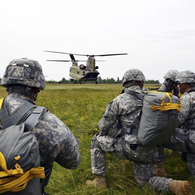 Армия США десантников подготовить к борту CH 47 Chinook плакат печать (17x11)|Таблички и