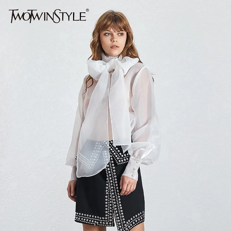 Günstig TWOTWINSTYLE Sommer Casual Mesh Perspektive Dünne Frauen Hemd Spitze Up Bogen Kragen Langarm Lose Schlank Taste Weibliche Tops 2019