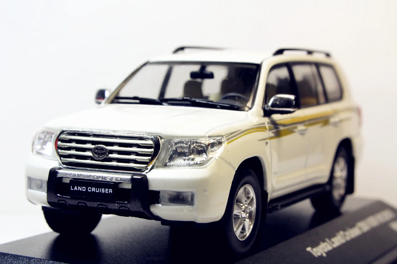 1/43 J-коллекция Toyota Land Cruiser 200 VXR V8 2010 белый