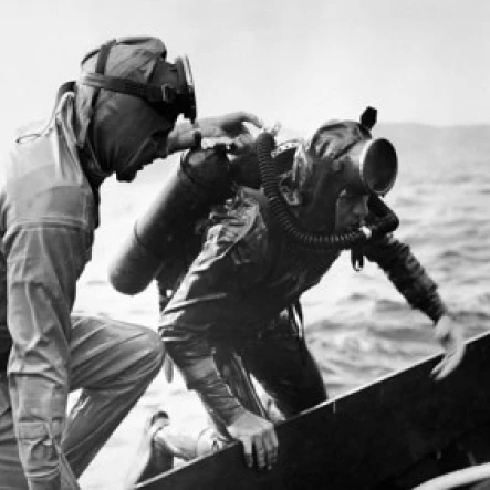 Frogmen wearing scuba masks Poster Print (18 x 24) | Дом и сад