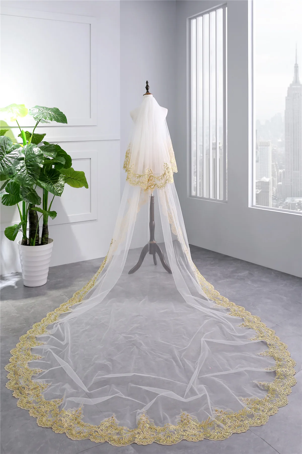 

2018 New Golden Lace Bridal Veil With Comb Two Layers Wedding Veil Accessories Veu De Noiva EE9012