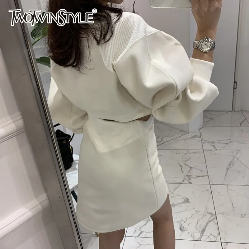 Женское платье свитшот TWOTWINSTYLE Осеннее черное белое мини с пышными длинными