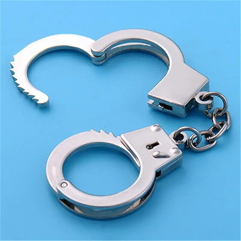 

Handcuffs Shape Metal Key Chains Car Innovative Gift Stylish Car Waist Hanging Key Chains Pendant Key Ring Pendant Accessories
