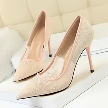 Элегантные кружевные женские туфли-лодочки на высоком каблуке; свадебные туфли с цветочным кружевом; женские пикантные вечерние туфли с острым носком; DS-A0251