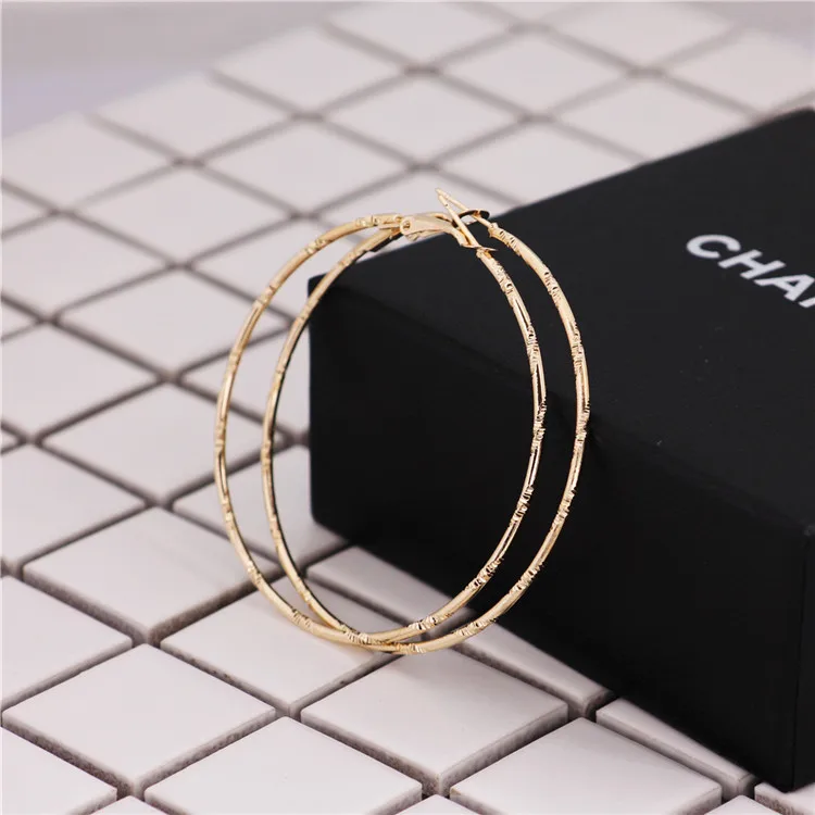 

2019 new design brand earrings bamboo pattern simple earrings for women.