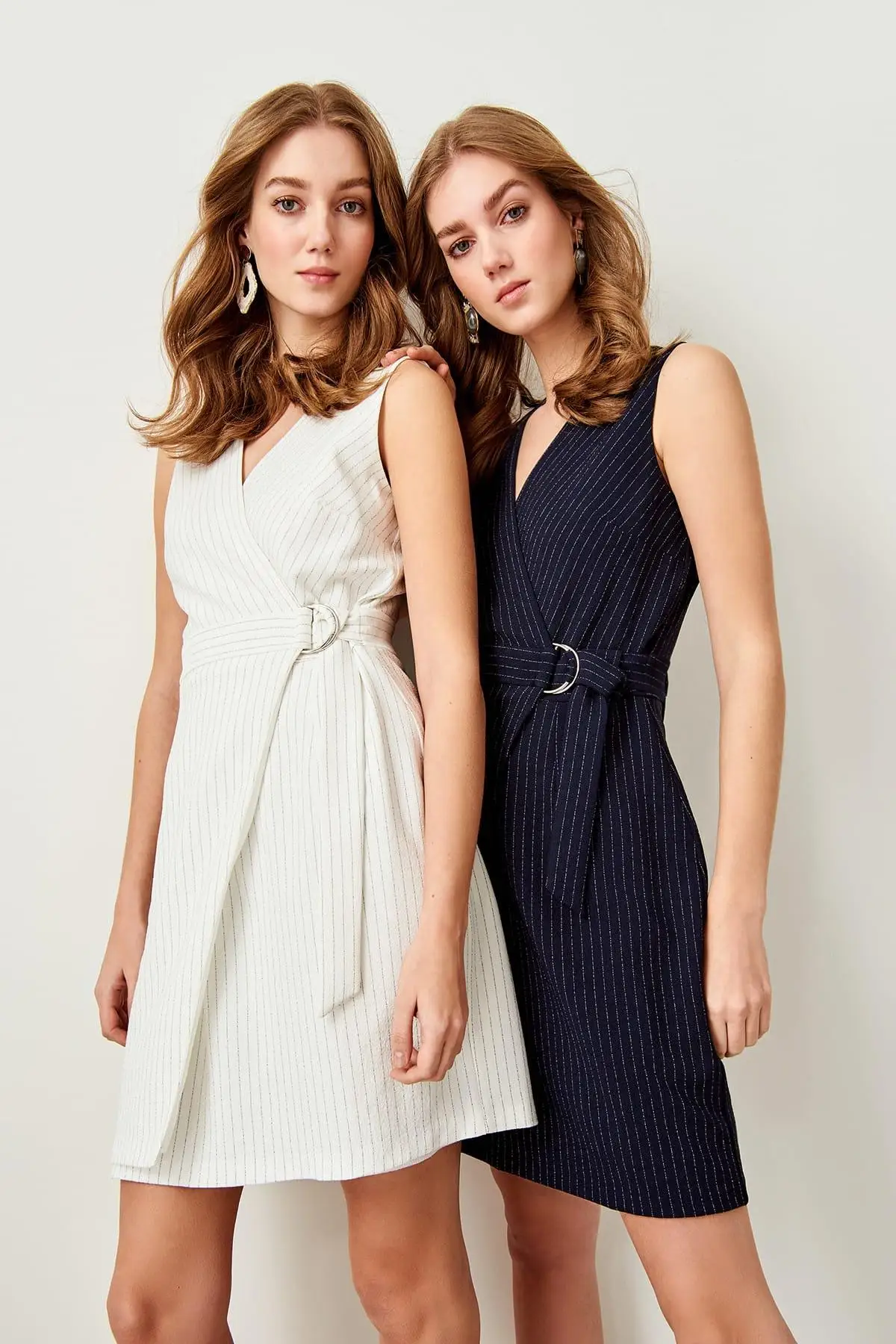 Модное платье с пряжкой экрю TWOSS19BB0235|Платья| |