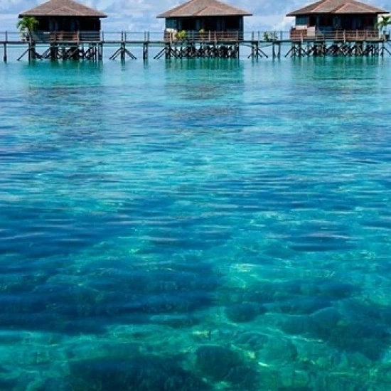 Bungalows Sipadan-Kapalai Dive Resort Borneo Malaysia Poster Print by Ali Kabas (24 x 36) | Дом и сад