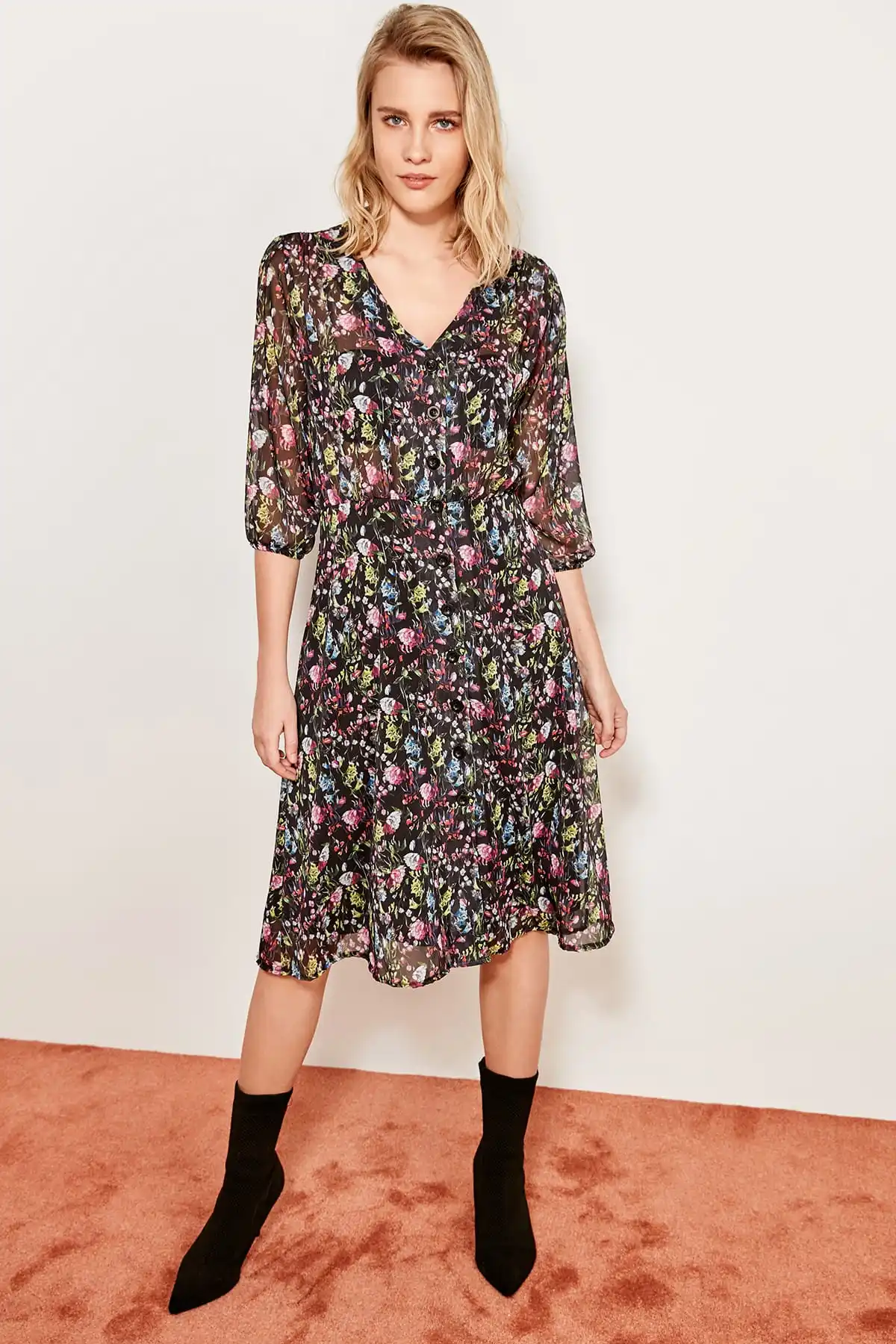 

Trendyol Black Floral Patterned Button Detail Dress TWOSS19OD0008