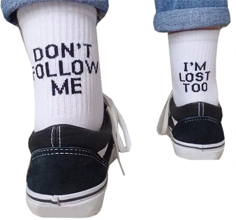 Pride Hipster черные потерянные носки надпись dont follow me I am Lost смешные надписи белые