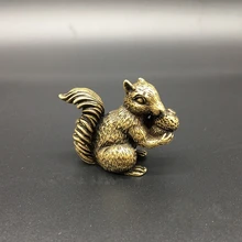 Коллекционные китайские латунные Резные животные милые Белки едят сосновый конус изысканные маленькие статуи