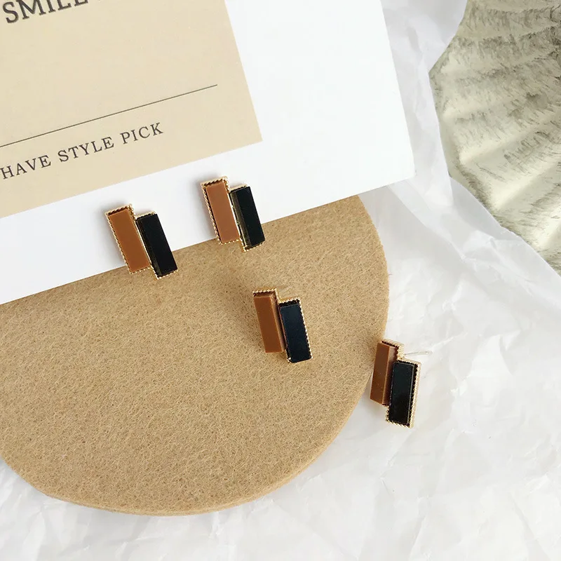 

Korea Retro Temperament Acrylic Small Square Color Matching Earrings Retro New Ladies Earrings Hypoallergenic Fashion Earrings