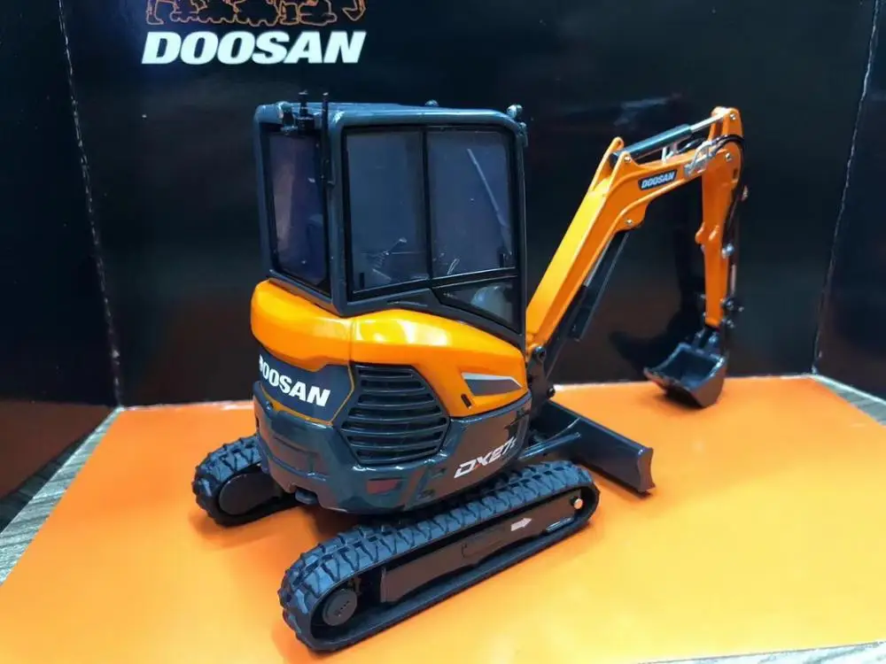 Universal Hobbies 1/25 Doosan DX27Z pelle compacte Diecast Model UH8141 
