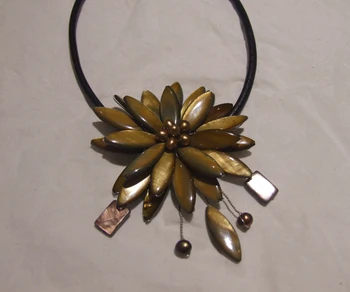 

Free shipping!!!mother of pearl shell sun flower leather necklace