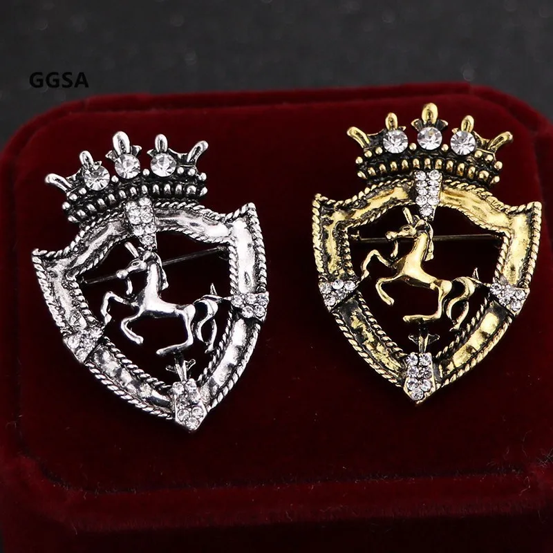 

10pcs Vintage Shield Horse Brooch Gold Silver Ancient Male Suit Rhinestone Badges Clothes Browband decoration Pin Accessories