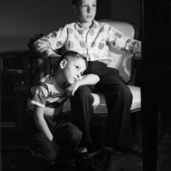 Two boys watching телевизионный плакат Принт (18x24) | Дом и сад