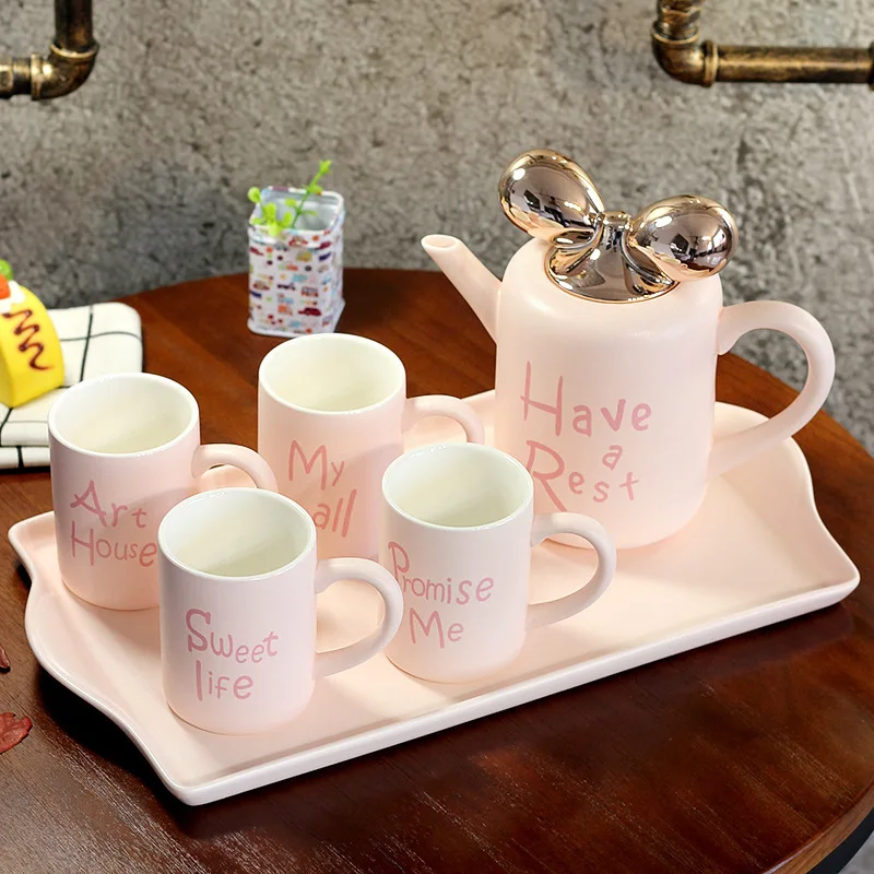 

2019 New Creative Letter Bow Coffee Mug Set England Ceramic Kettle 6 Piece Set Ceramic Coffee Pot Cup Tray Gift Decoration