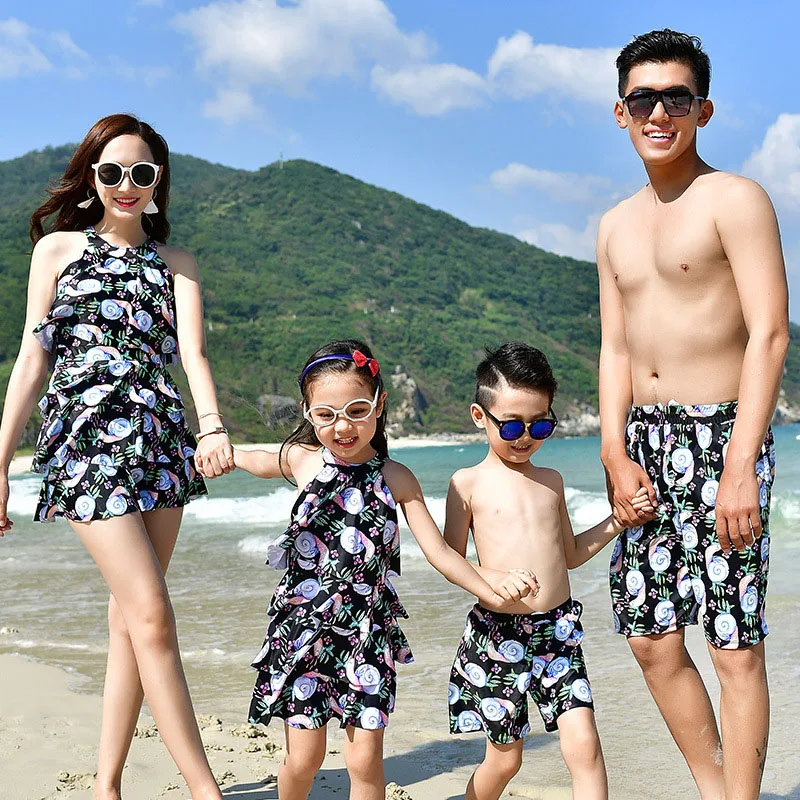 

Summer Mommy Dad And Me Clothes Mother Daughter Dress Swimsuit Father Son Swimming Beach Shorts Family Matching Look Swimwear