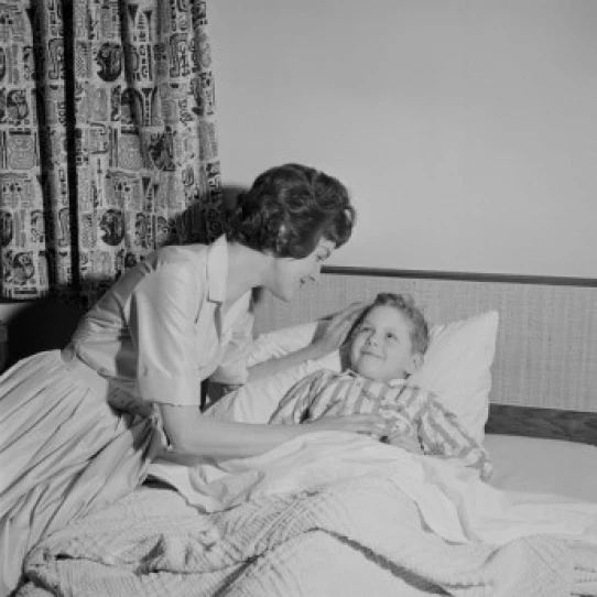 Mother and son going to bed Poster Print (24 x 36) | Дом и сад
